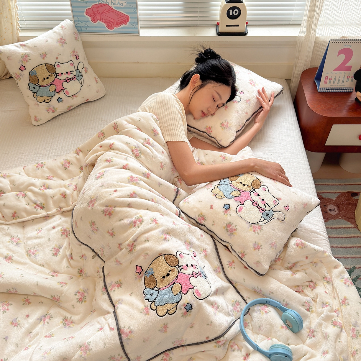 91家纺网 家纺一手货源 找家纺 铭宣家居 2025新款牛奶绒毛巾绣软萌抱枕被 梦境宝贝