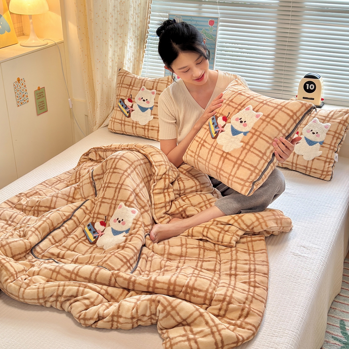 91家纺网 家纺一手货源 找家纺 （总）铭宣家居 2025新款牛奶绒毛巾绣软萌抱枕被