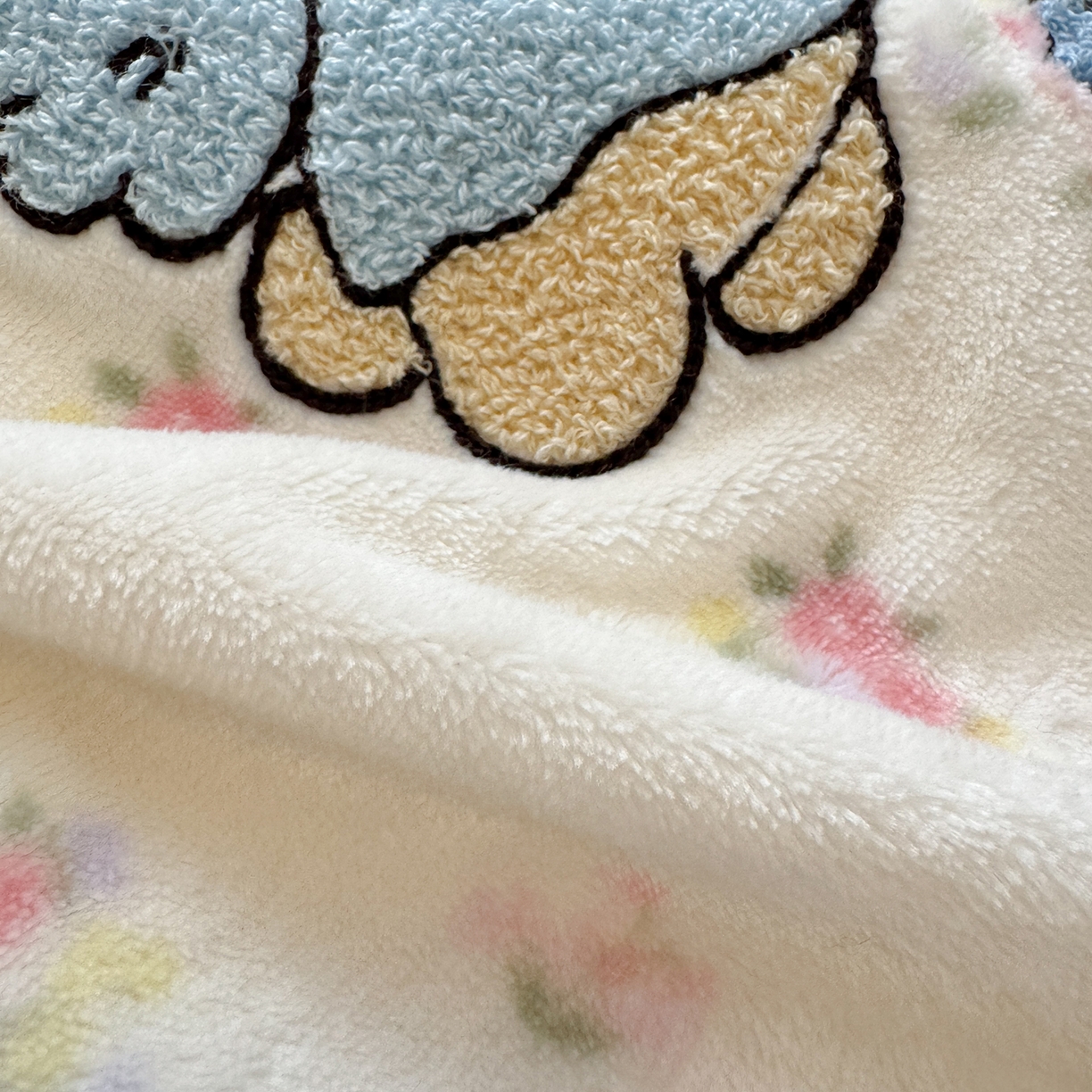 91家纺网 家纺一手货源 找家纺 铭宣家居 2025新款牛奶绒毛巾绣软萌抱枕被 梦境宝贝