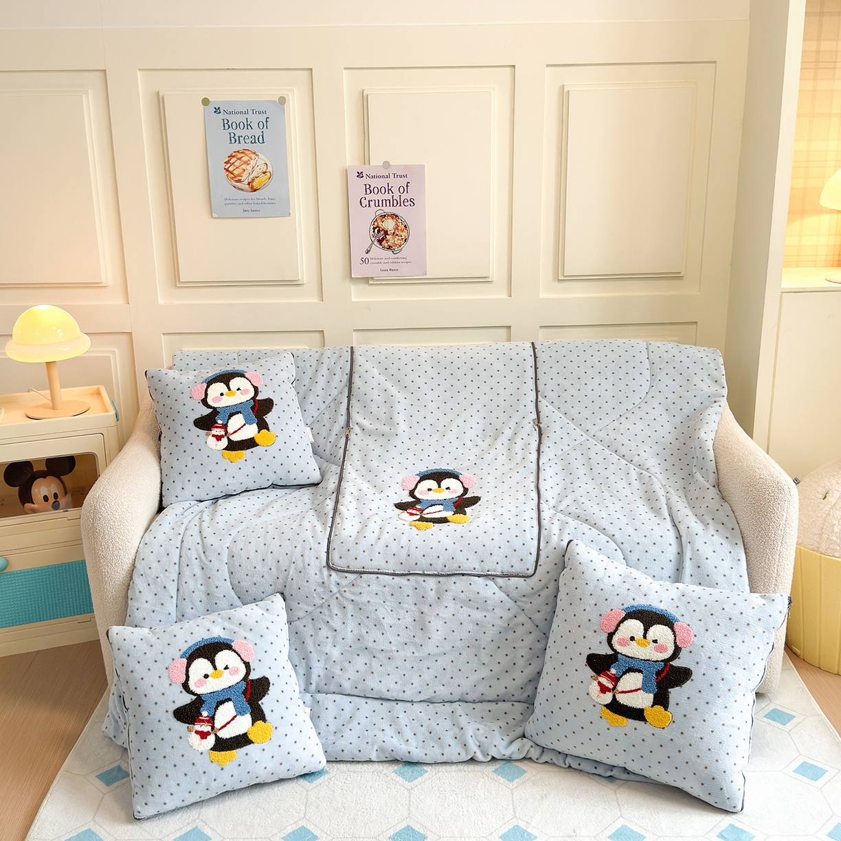 91家纺网 家纺一手货源 找家纺 铭宣家居 2025新款牛奶绒毛巾绣软萌抱枕被 企鹅趣蓝