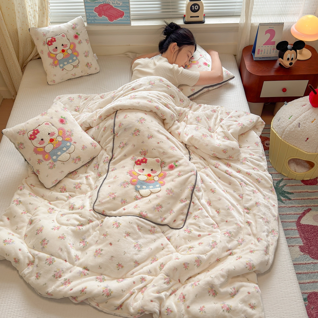 91家纺网 家纺一手货源 找家纺 铭宣家居 2025新款牛奶绒毛巾绣软萌抱枕被 花喵精灵