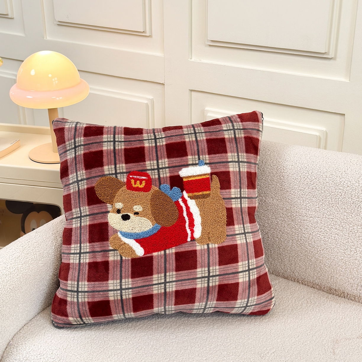 91家纺网 家纺一手货源 找家纺 铭宣家居 2025新款牛奶绒毛巾绣软萌抱枕被 红格汪趣