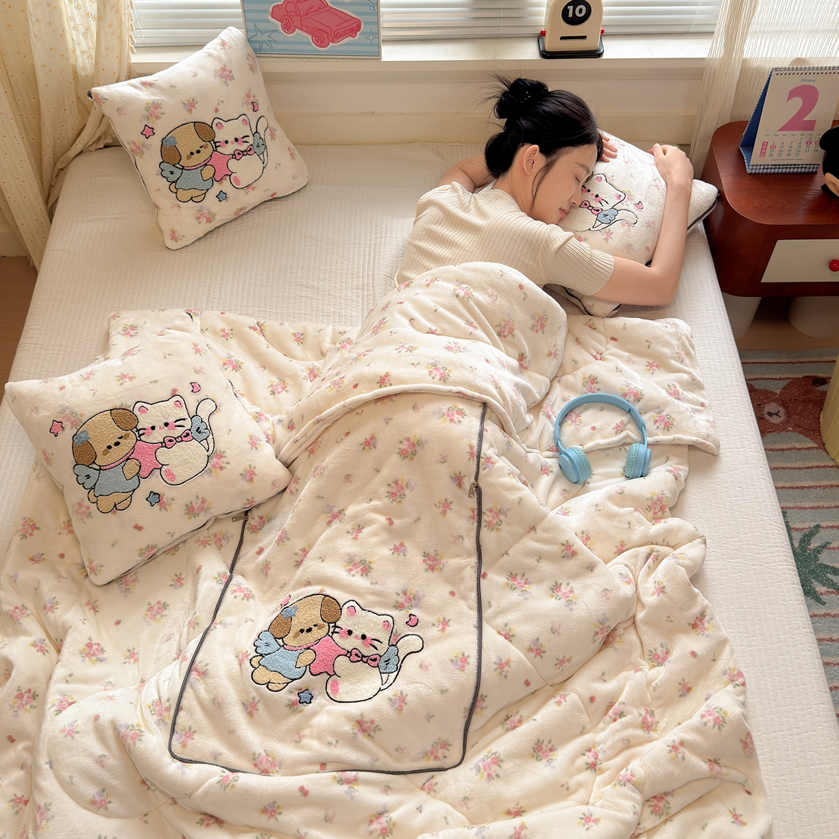 91家纺网 家纺一手货源 找家纺 铭宣家居 2025新款牛奶绒毛巾绣软萌抱枕被 梦境宝贝