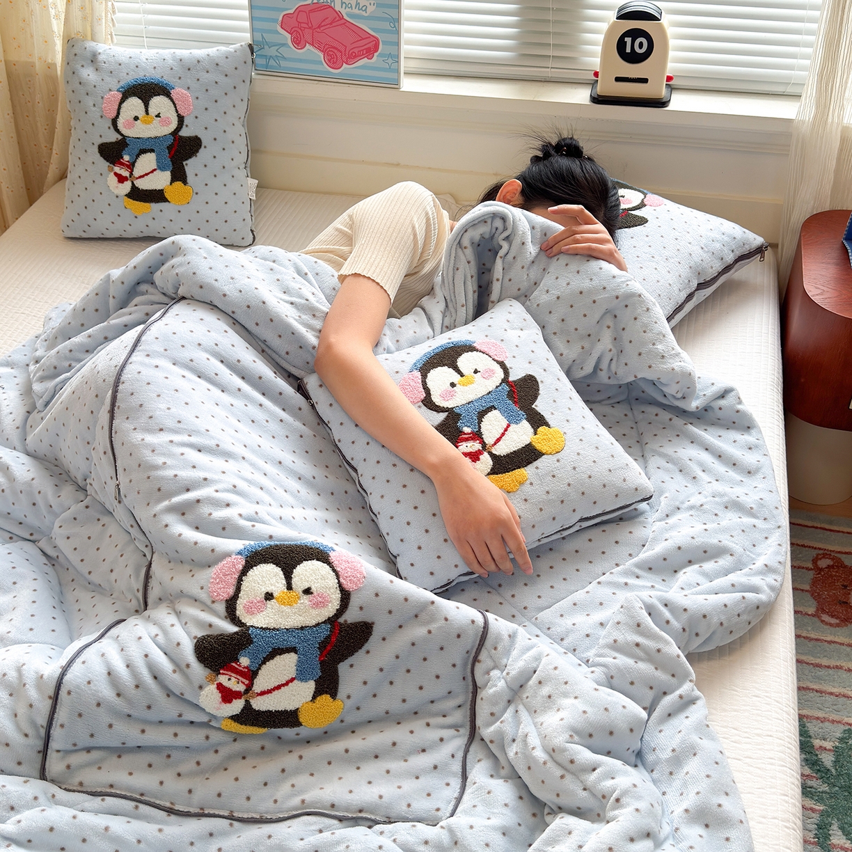 91家纺网 家纺一手货源 找家纺 铭宣家居 2025新款牛奶绒毛巾绣软萌抱枕被 企鹅趣蓝