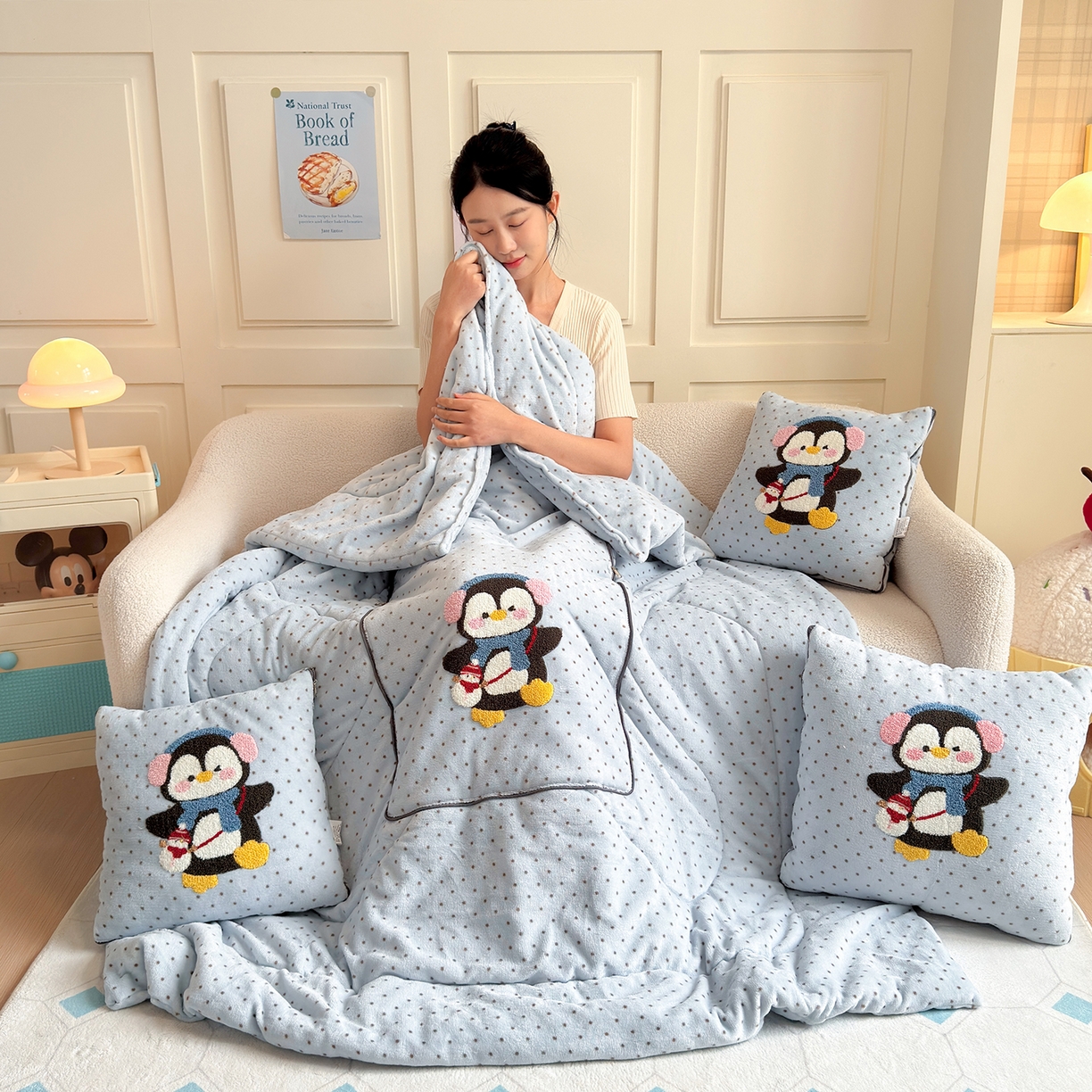 铭宣家居 2025新款牛奶绒毛巾绣软萌抱枕被 企鹅趣蓝