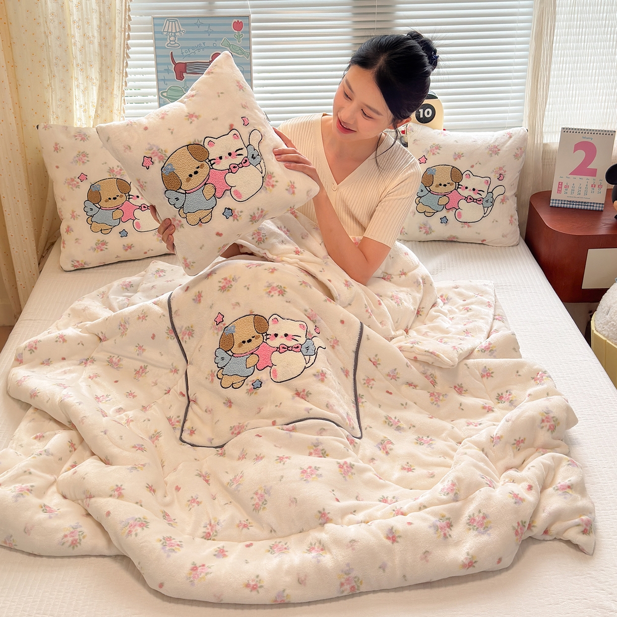 91家纺网 家纺一手货源 找家纺 铭宣家居 2025新款牛奶绒毛巾绣软萌抱枕被 梦境宝贝