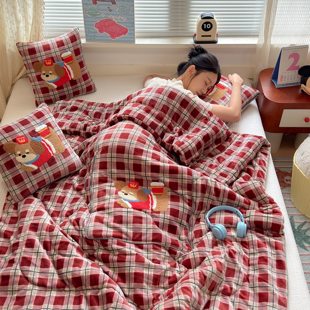 91家纺网 家纺一手货源 找家纺 铭宣家居 2025新款牛奶绒毛巾绣软萌抱枕被 红格汪趣