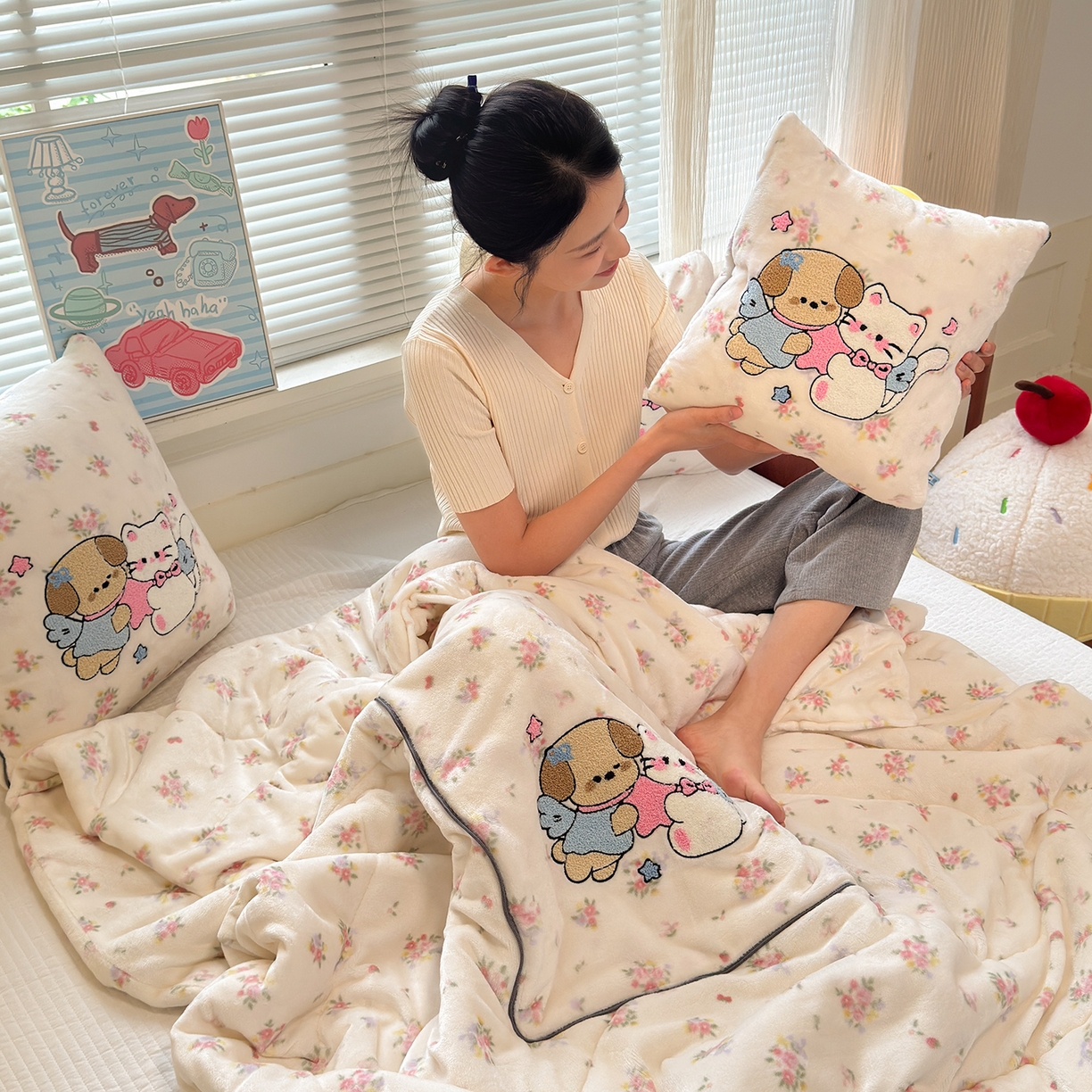 91家纺网 家纺一手货源 找家纺 铭宣家居 2025新款牛奶绒毛巾绣软萌抱枕被 梦境宝贝