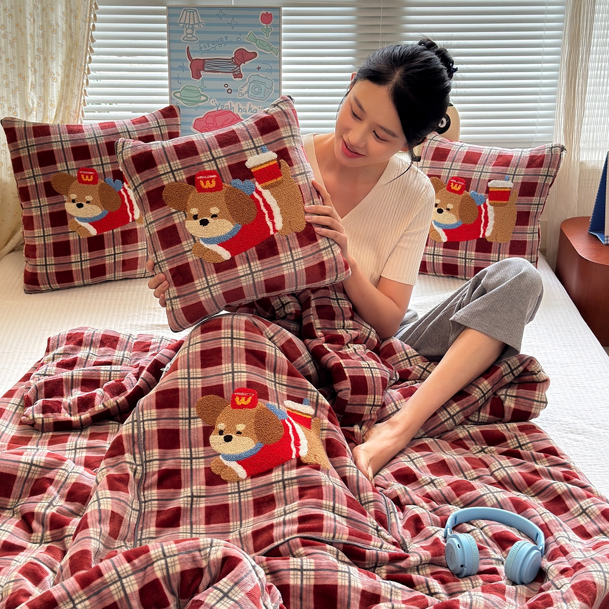 91家纺网 家纺一手货源 找家纺 铭宣家居 2025新款牛奶绒毛巾绣软萌抱枕被 红格汪趣