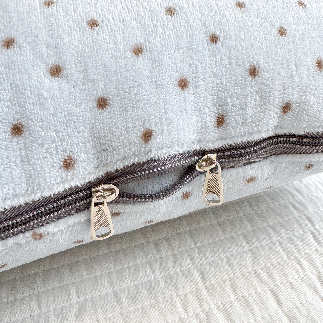 91家纺网 家纺一手货源 找家纺 铭宣家居 2025新款牛奶绒毛巾绣软萌抱枕被 企鹅趣蓝