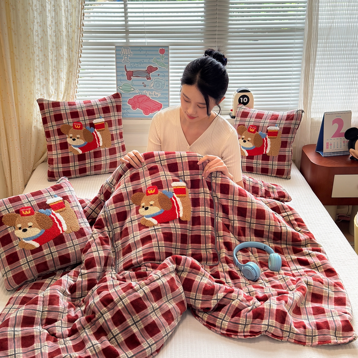 91家纺网 家纺一手货源 找家纺 铭宣家居 2025新款牛奶绒毛巾绣软萌抱枕被 红格汪趣