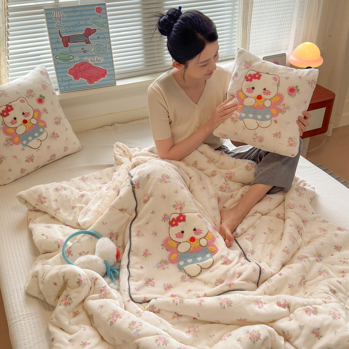 91家纺网 家纺一手货源 找家纺 铭宣家居 2025新款牛奶绒毛巾绣软萌抱枕被 花喵精灵