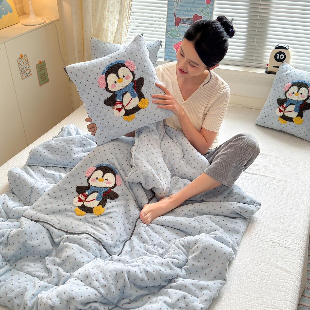 91家纺网 家纺一手货源 找家纺 铭宣家居 2025新款牛奶绒毛巾绣软萌抱枕被 企鹅趣蓝