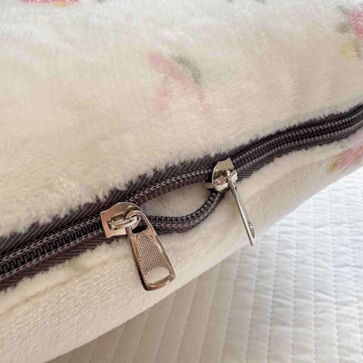 91家纺网 家纺一手货源 找家纺 铭宣家居 2025新款牛奶绒毛巾绣软萌抱枕被 梦境宝贝