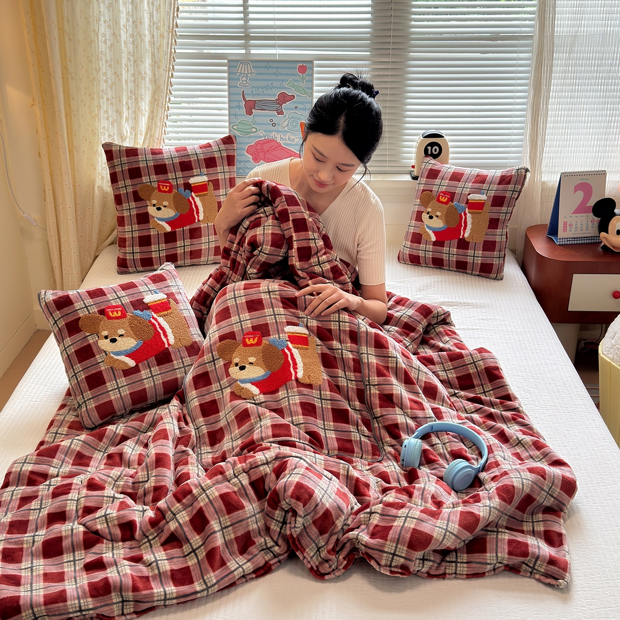 91家纺网 家纺一手货源 找家纺 铭宣家居 2025新款牛奶绒毛巾绣软萌抱枕被 红格汪趣