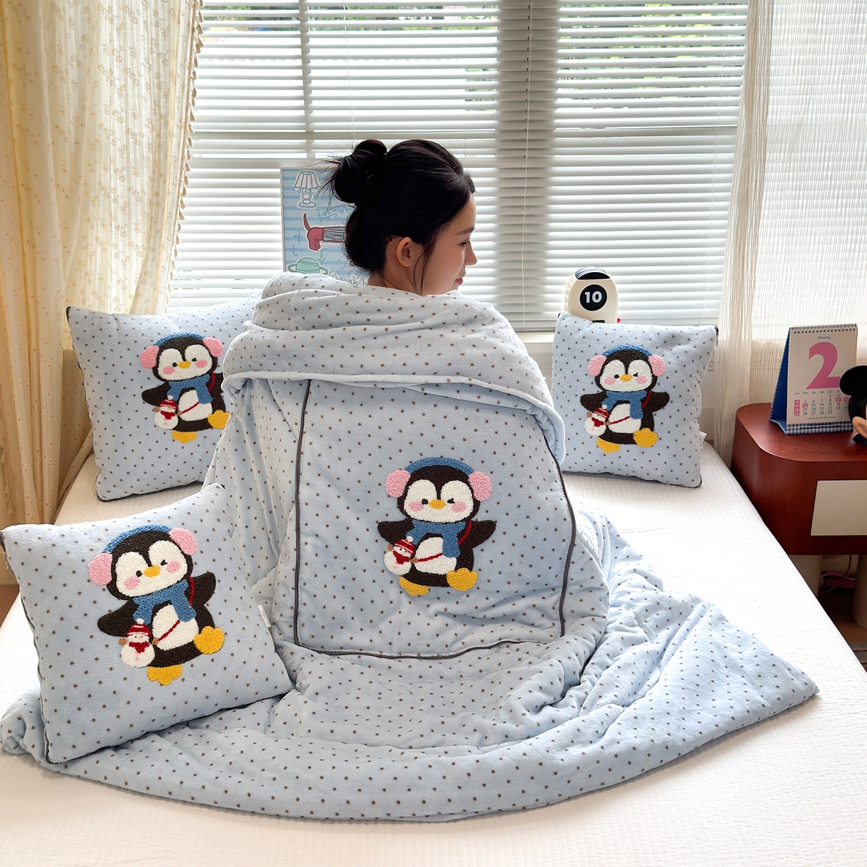 91家纺网 家纺一手货源 找家纺 铭宣家居 2025新款牛奶绒毛巾绣软萌抱枕被 企鹅趣蓝