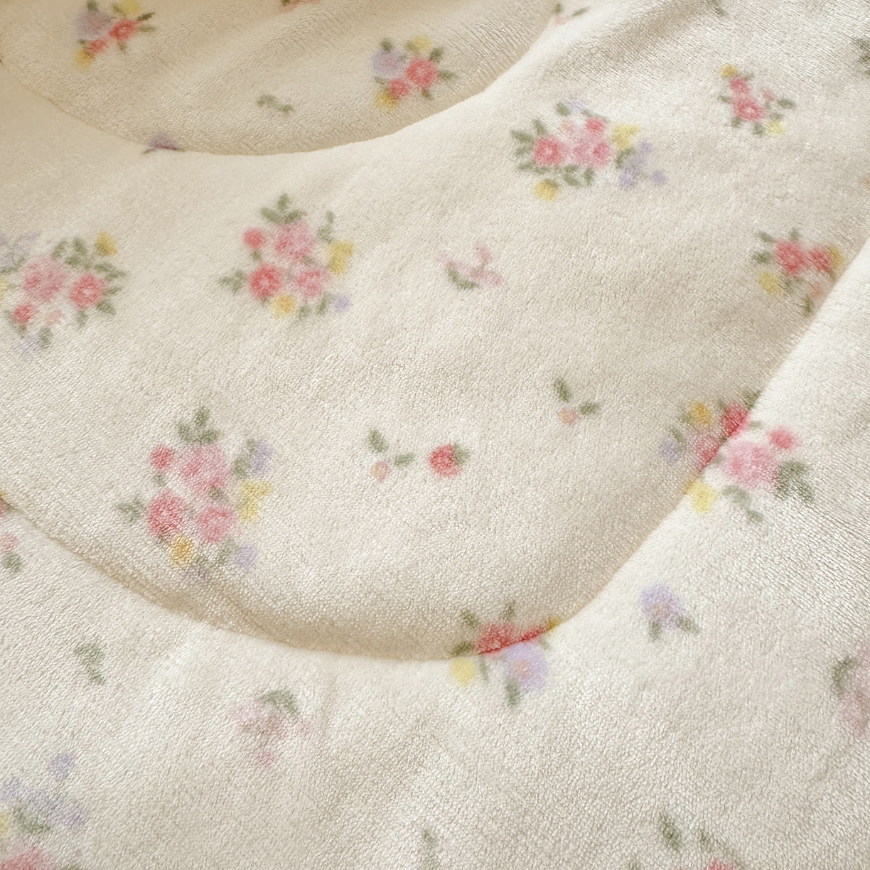 91家纺网 家纺一手货源 找家纺 铭宣家居 2025新款牛奶绒毛巾绣软萌抱枕被 梦境宝贝