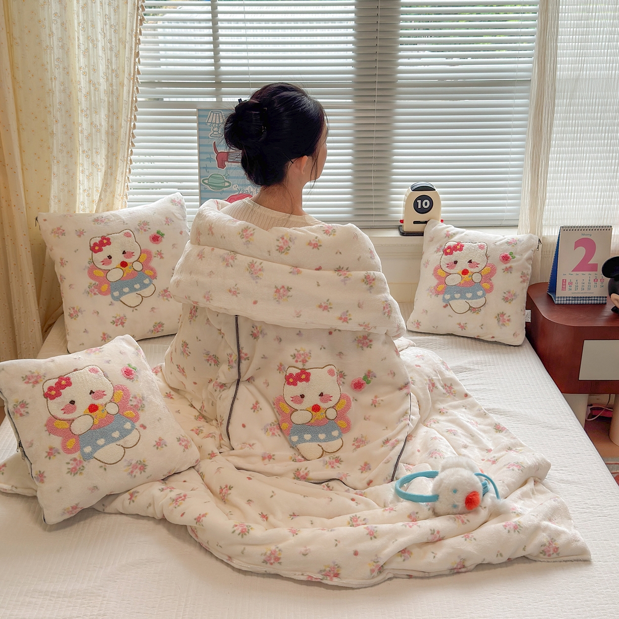 91家纺网 家纺一手货源 找家纺 铭宣家居 2025新款牛奶绒毛巾绣软萌抱枕被 花喵精灵