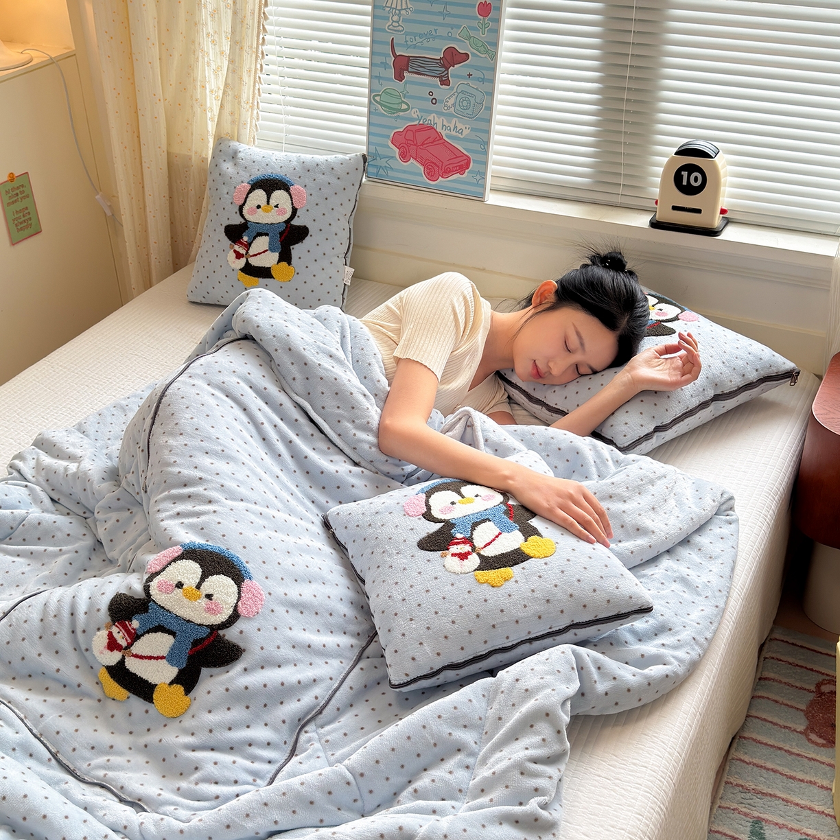 91家纺网 家纺一手货源 找家纺 铭宣家居 2025新款牛奶绒毛巾绣软萌抱枕被 企鹅趣蓝