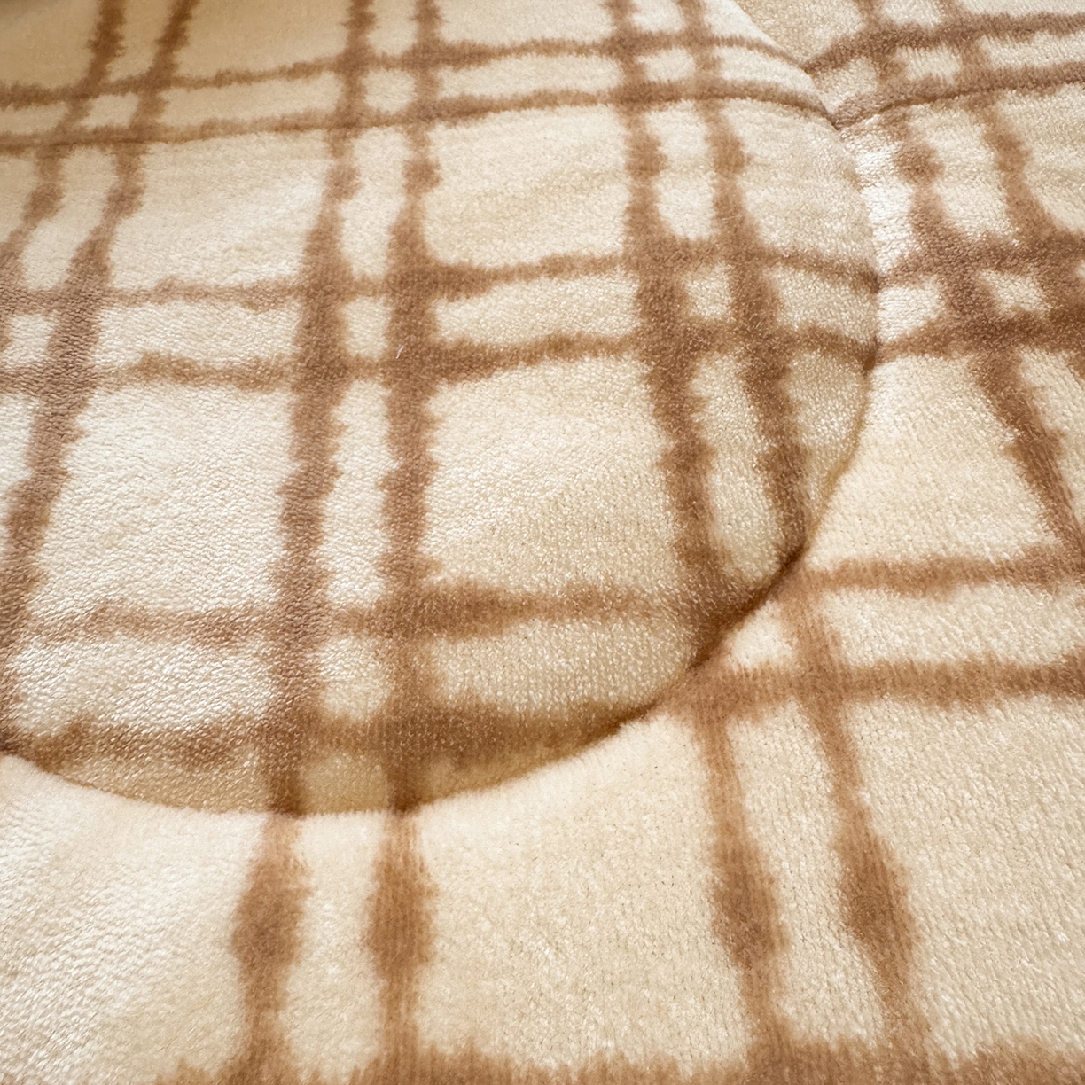 91家纺网 家纺一手货源 找家纺 铭宣家居 2025新款牛奶绒毛巾绣软萌抱枕被 格纹狗狗