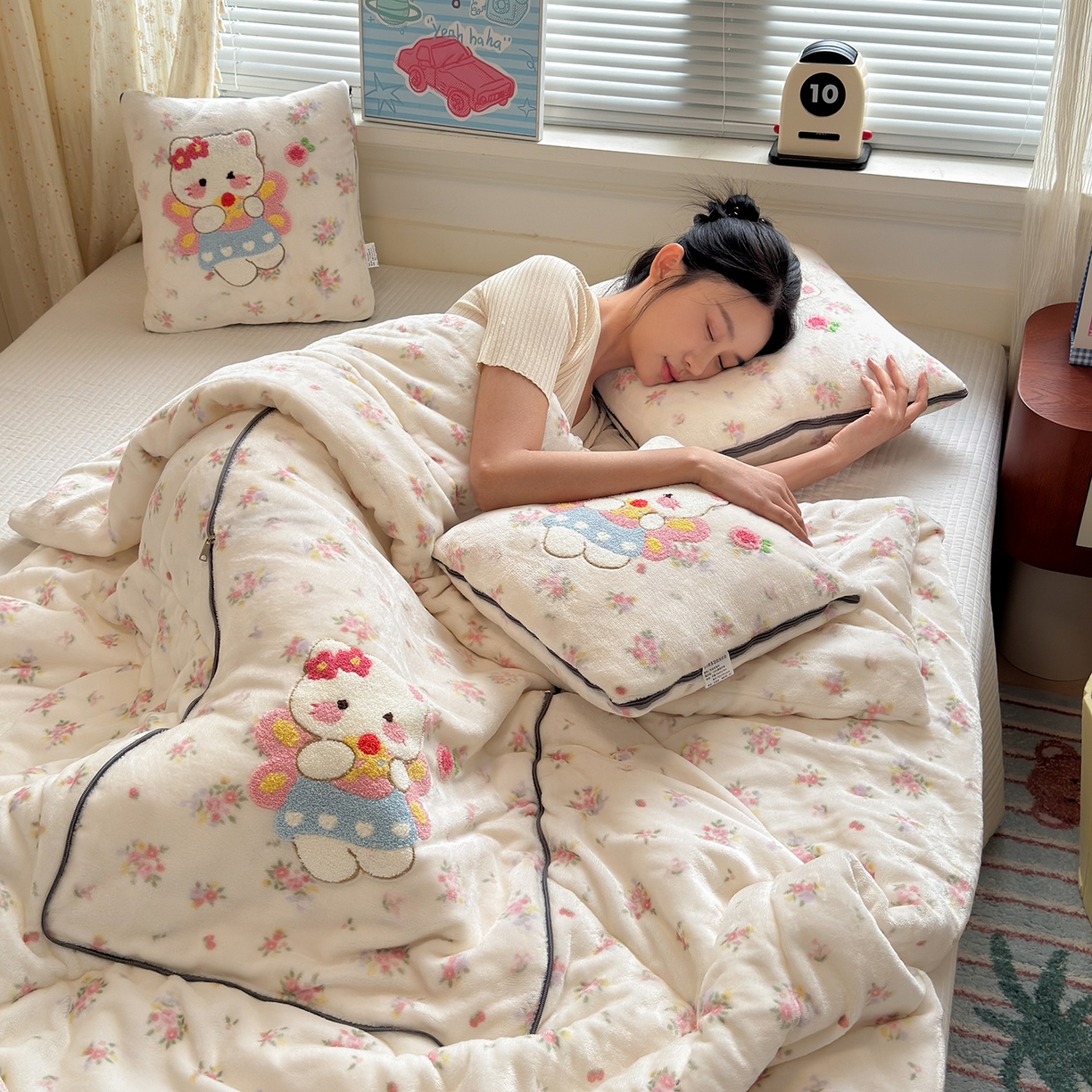 91家纺网 家纺一手货源 找家纺 铭宣家居 2025新款牛奶绒毛巾绣软萌抱枕被 花喵精灵