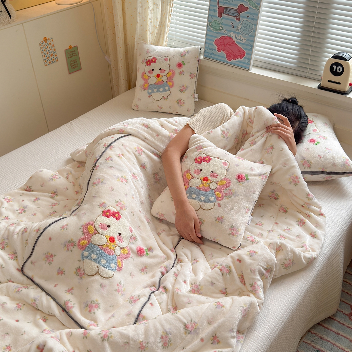 91家纺网 家纺一手货源 找家纺 铭宣家居 2025新款牛奶绒毛巾绣软萌抱枕被 花喵精灵