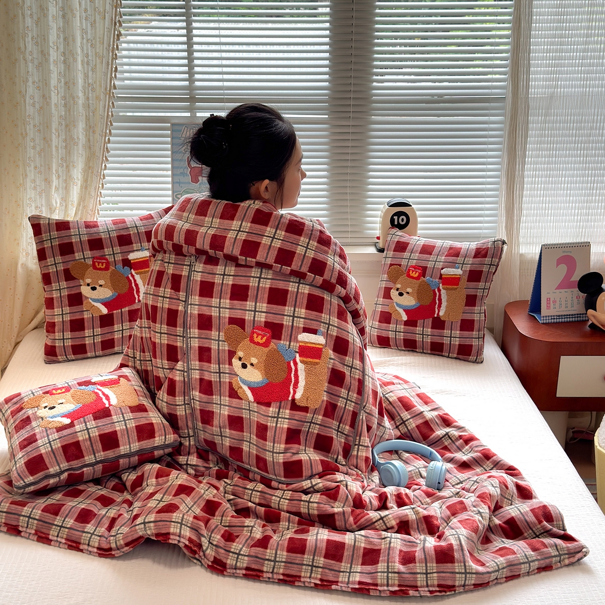 91家纺网 家纺一手货源 找家纺 铭宣家居 2025新款牛奶绒毛巾绣软萌抱枕被 红格汪趣