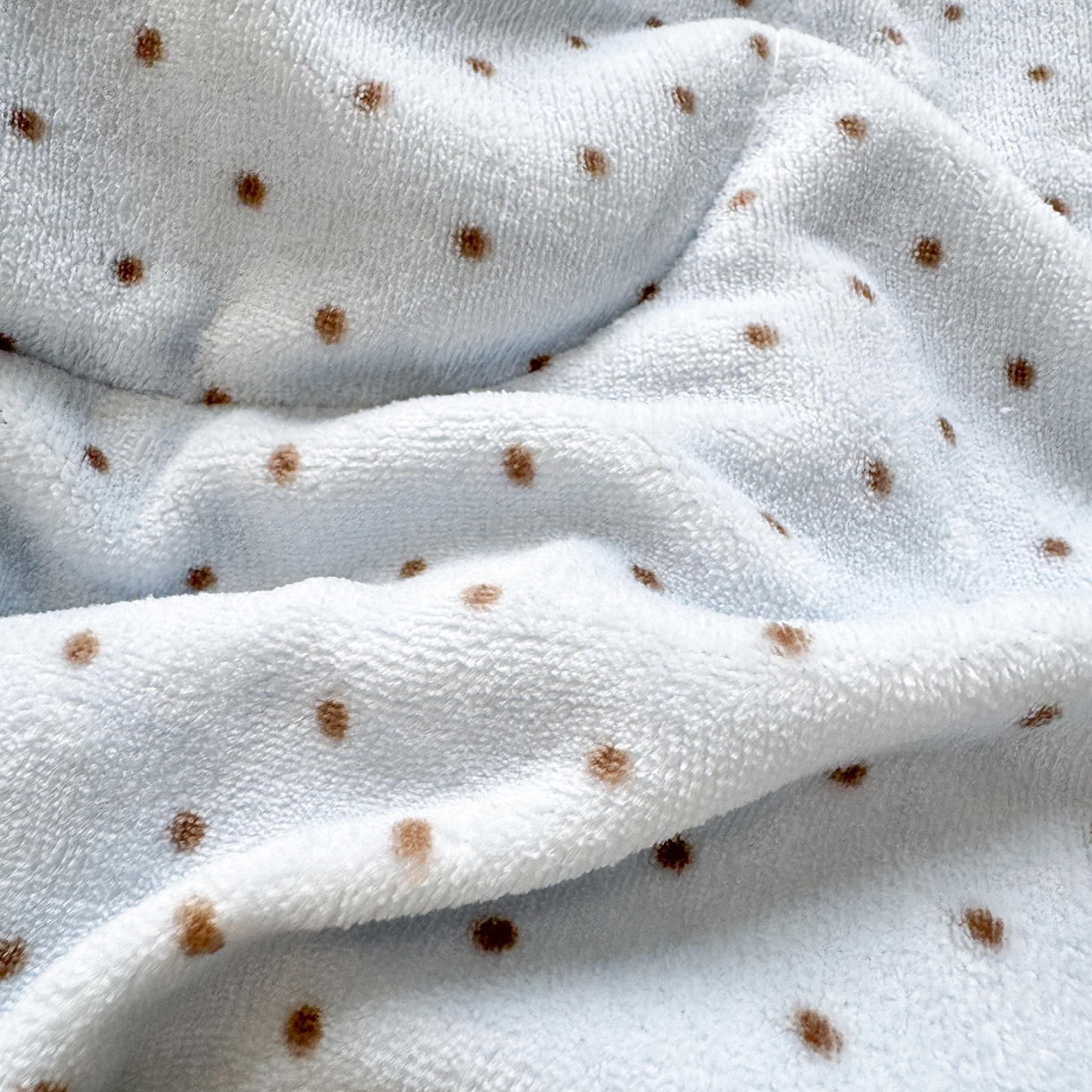 91家纺网 家纺一手货源 找家纺 铭宣家居 2025新款牛奶绒毛巾绣软萌抱枕被 企鹅趣蓝