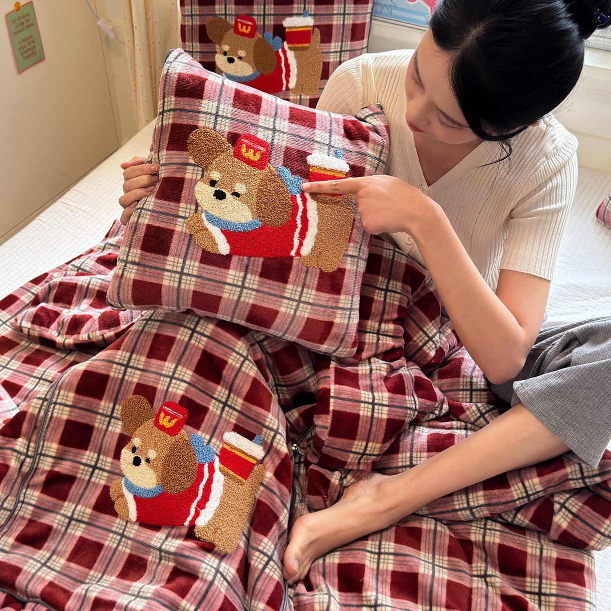 91家纺网 家纺一手货源 找家纺 铭宣家居 2025新款牛奶绒毛巾绣软萌抱枕被 红格汪趣