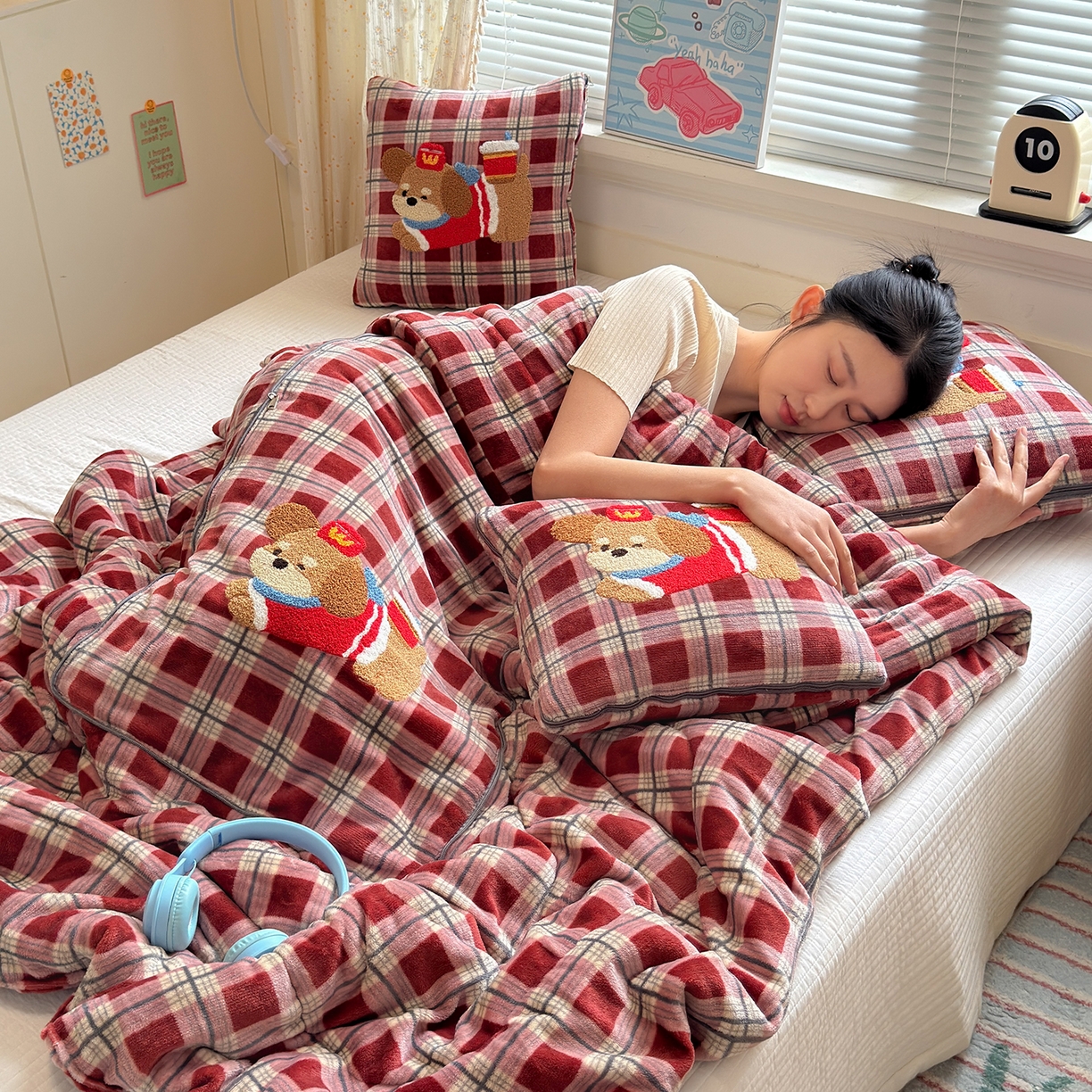 91家纺网 家纺一手货源 找家纺 铭宣家居 2025新款牛奶绒毛巾绣软萌抱枕被 红格汪趣