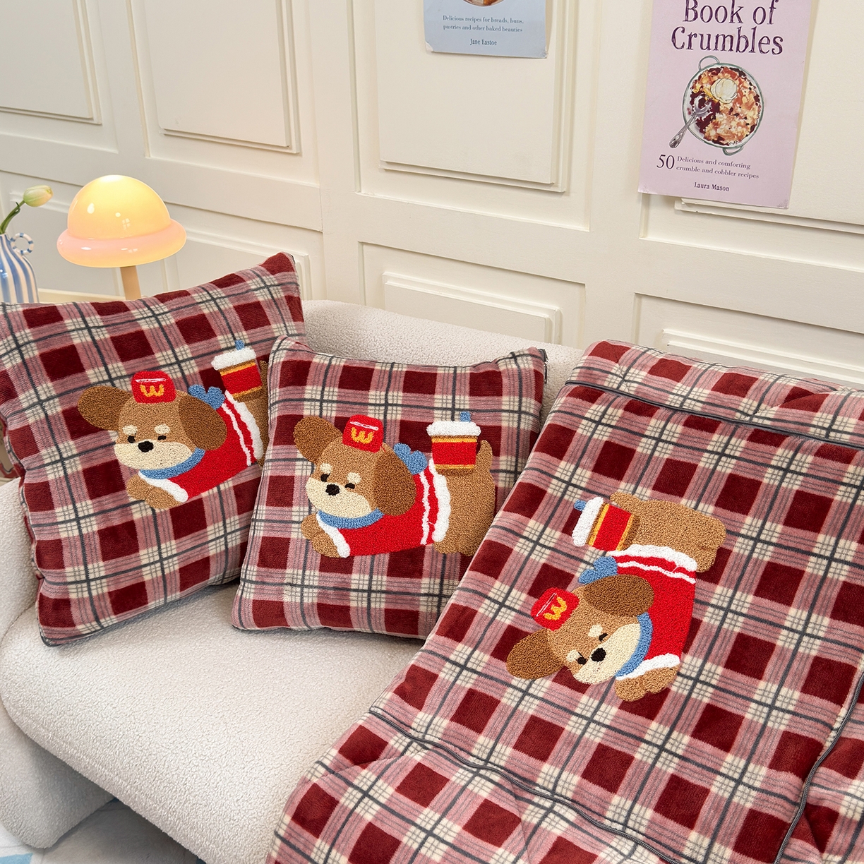 91家纺网 家纺一手货源 找家纺 铭宣家居 2025新款牛奶绒毛巾绣软萌抱枕被 红格汪趣