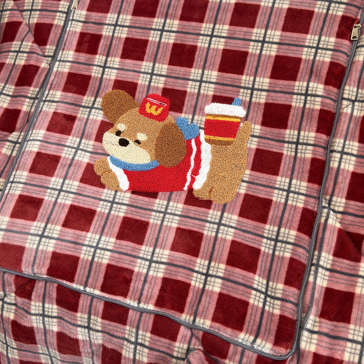 91家纺网 家纺一手货源 找家纺 铭宣家居 2025新款牛奶绒毛巾绣软萌抱枕被 红格汪趣