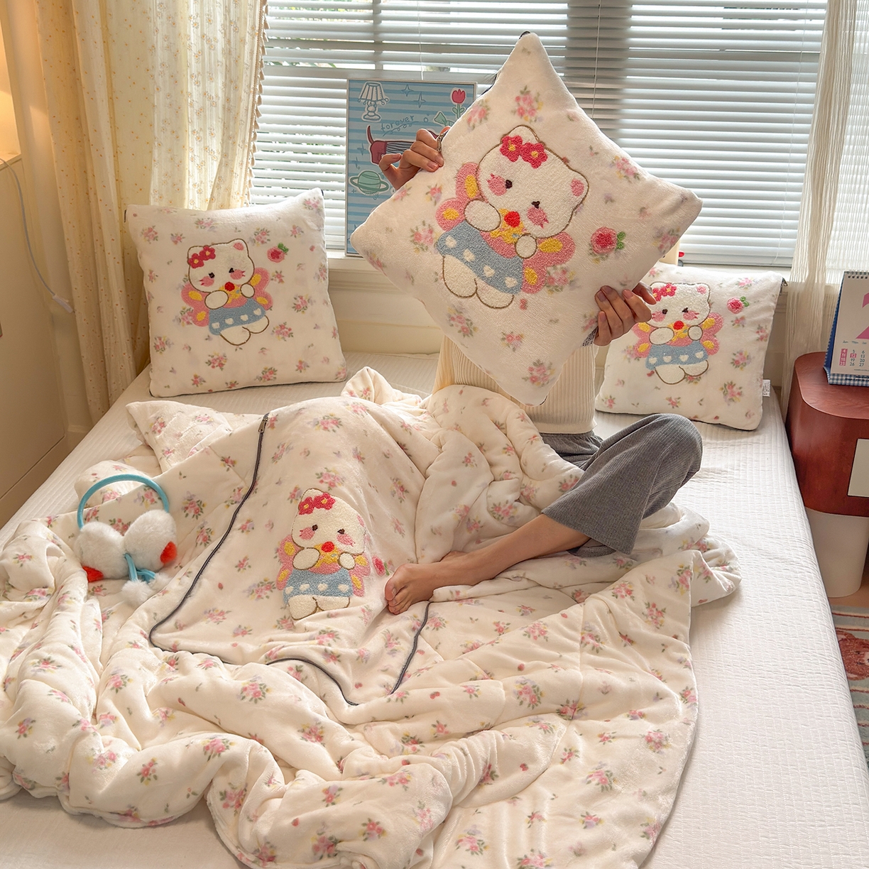 91家纺网 家纺一手货源 找家纺 铭宣家居 2025新款牛奶绒毛巾绣软萌抱枕被 花喵精灵