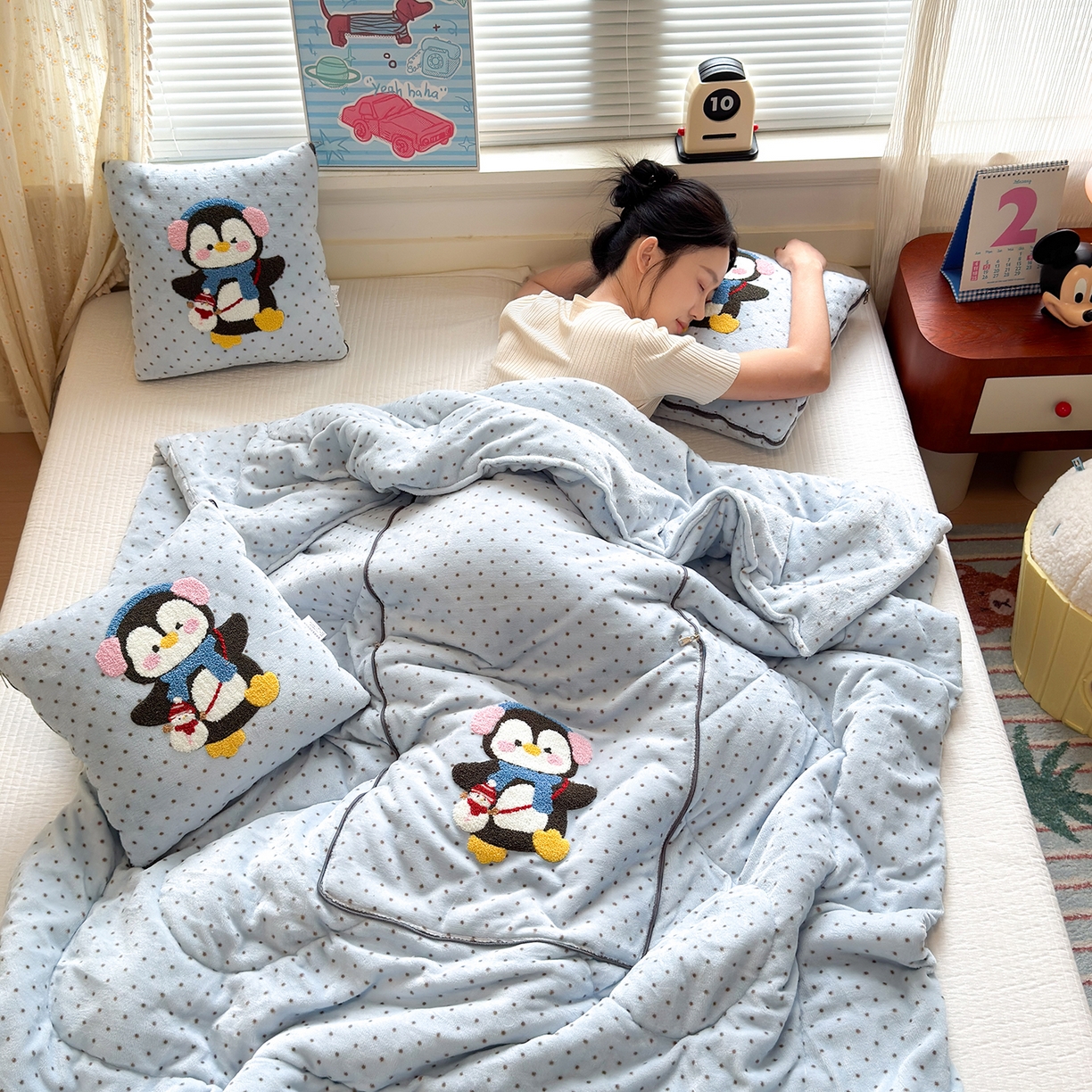 91家纺网 家纺一手货源 找家纺 铭宣家居 2025新款牛奶绒毛巾绣软萌抱枕被 企鹅趣蓝