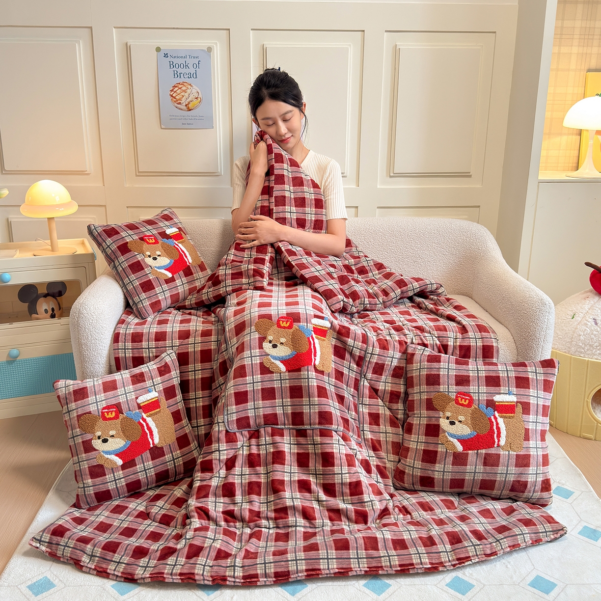 铭宣家居 2025新款牛奶绒毛巾绣软萌抱枕被 红格汪趣