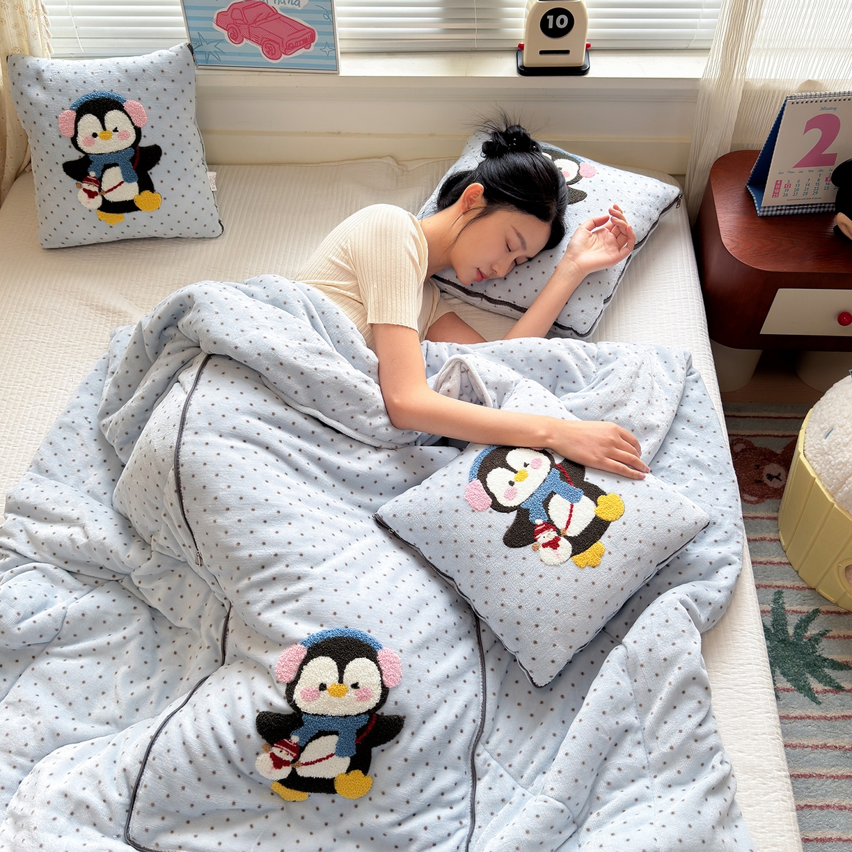 91家纺网 家纺一手货源 找家纺 铭宣家居 2025新款牛奶绒毛巾绣软萌抱枕被 企鹅趣蓝