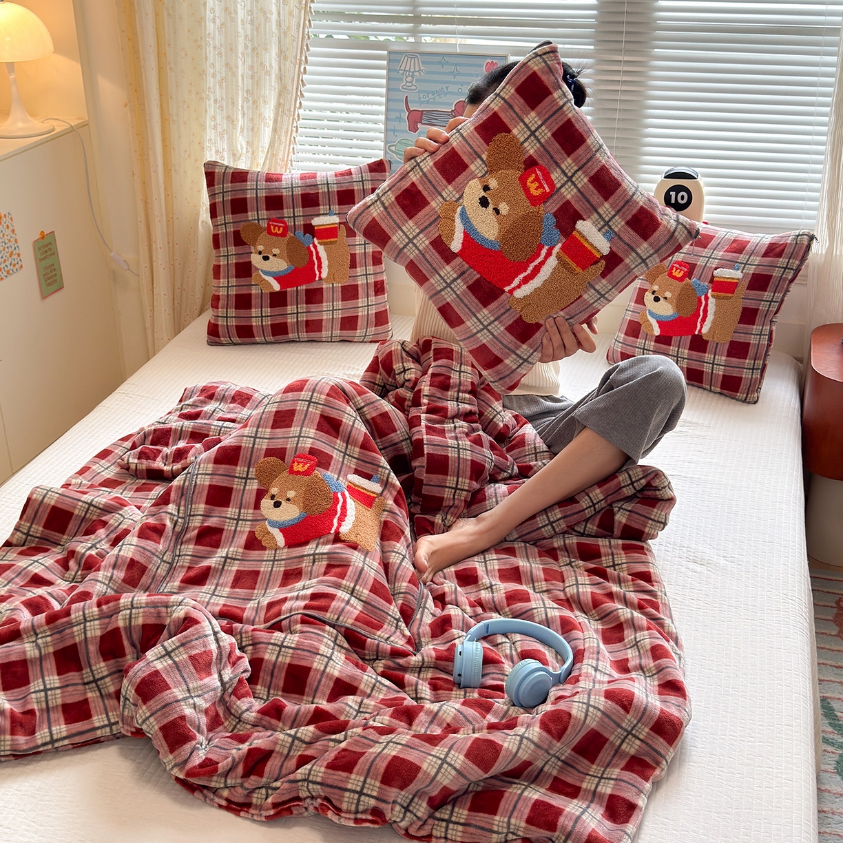 91家纺网 家纺一手货源 找家纺 铭宣家居 2025新款牛奶绒毛巾绣软萌抱枕被 红格汪趣