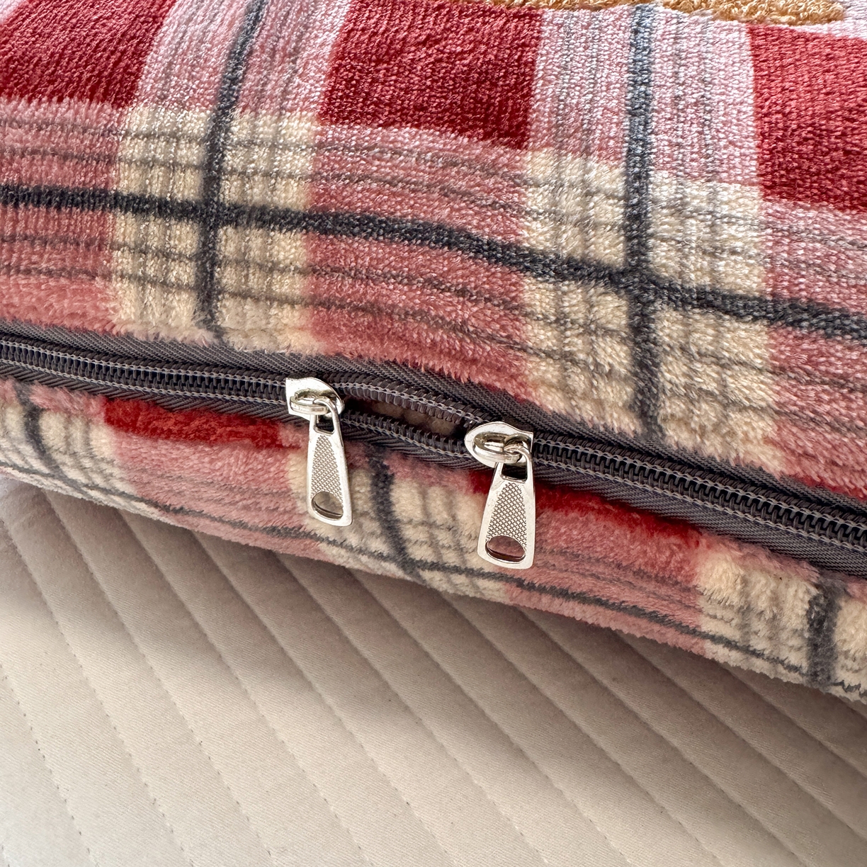 91家纺网 家纺一手货源 找家纺 铭宣家居 2025新款牛奶绒毛巾绣软萌抱枕被 红格汪趣