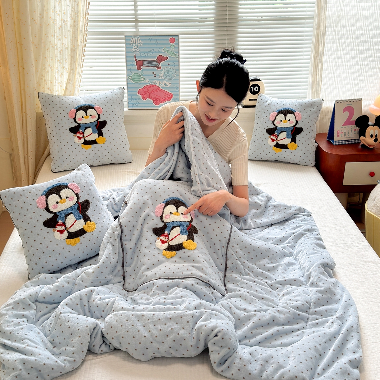 91家纺网 家纺一手货源 找家纺 铭宣家居 2025新款牛奶绒毛巾绣软萌抱枕被 企鹅趣蓝