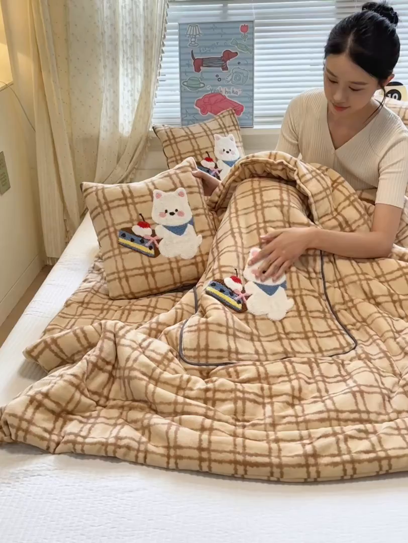 91家纺网 家纺一手货源 找家纺 （总）铭宣家居 2025新款牛奶绒毛巾绣软萌抱枕被