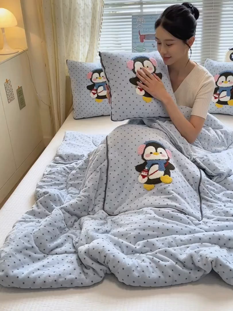 91家纺网 家纺一手货源 找家纺 铭宣家居 2025新款牛奶绒毛巾绣软萌抱枕被 企鹅趣蓝