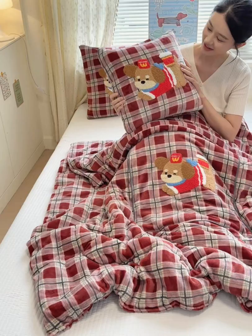 91家纺网 家纺一手货源 找家纺 铭宣家居 2025新款牛奶绒毛巾绣软萌抱枕被 红格汪趣