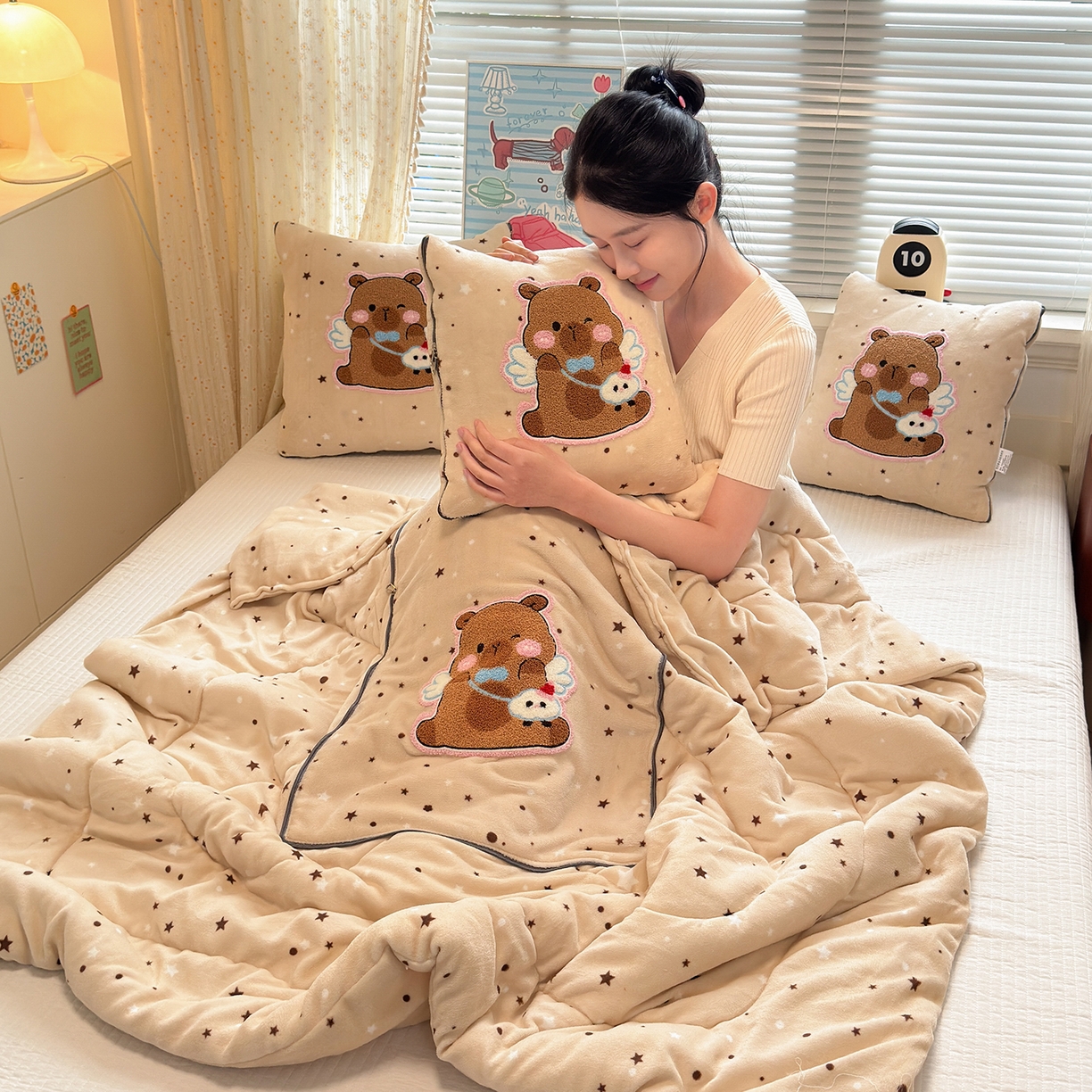 91家纺网 家纺一手货源 找家纺 铭宣家居 2025新款牛奶绒毛巾绣软萌抱枕被 星星皮卡