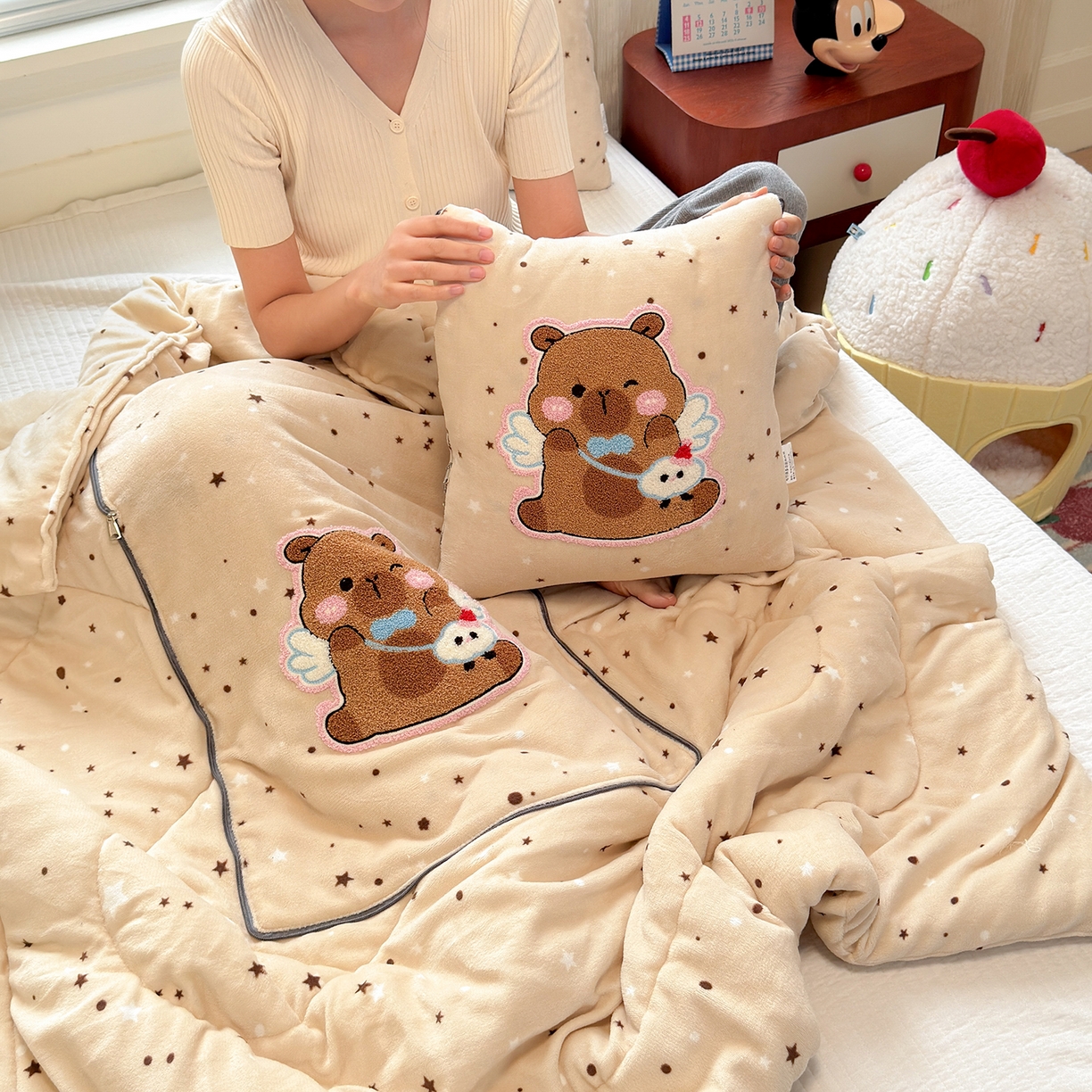 91家纺网 家纺一手货源 找家纺 铭宣家居 2025新款牛奶绒毛巾绣软萌抱枕被 星星皮卡