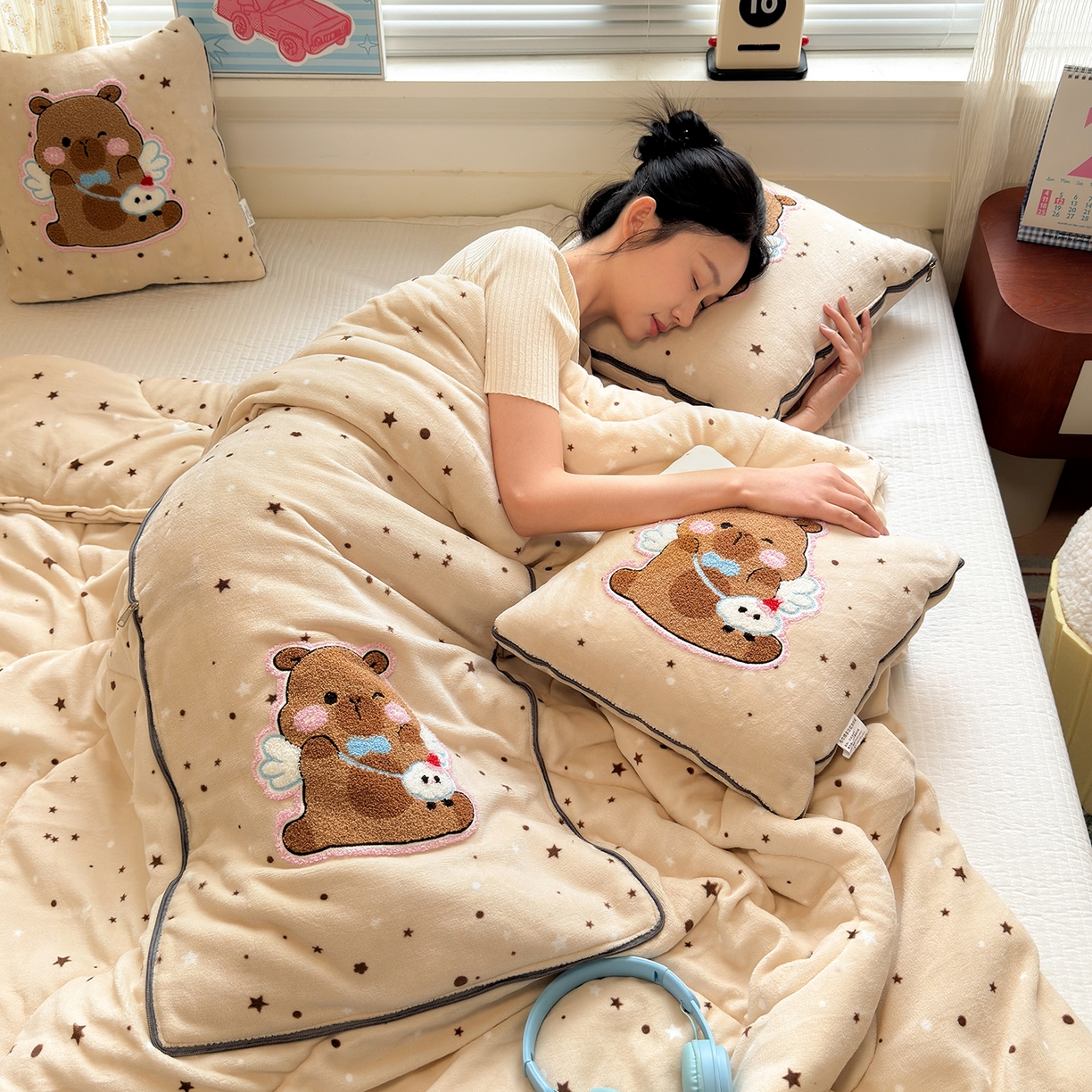 91家纺网 家纺一手货源 找家纺 铭宣家居 2025新款牛奶绒毛巾绣软萌抱枕被 星星皮卡