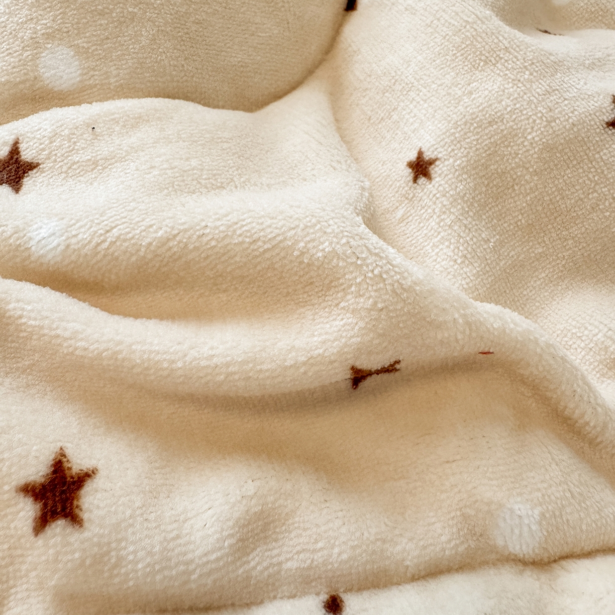 91家纺网 家纺一手货源 找家纺 铭宣家居 2025新款牛奶绒毛巾绣软萌抱枕被 星星皮卡