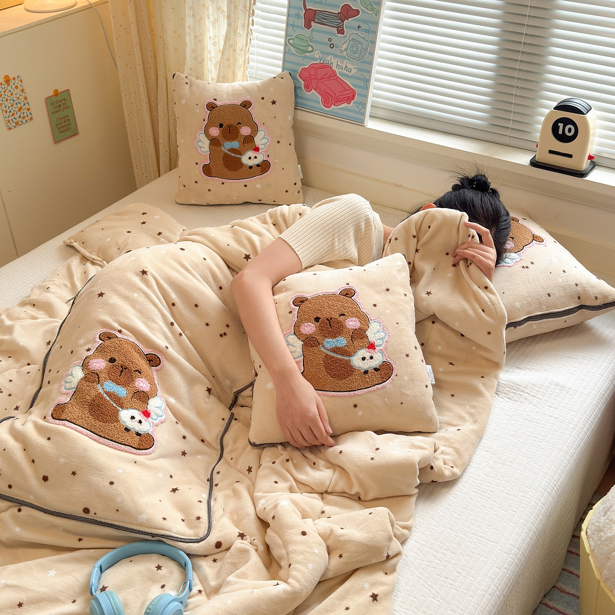 91家纺网 家纺一手货源 找家纺 铭宣家居 2025新款牛奶绒毛巾绣软萌抱枕被 星星皮卡