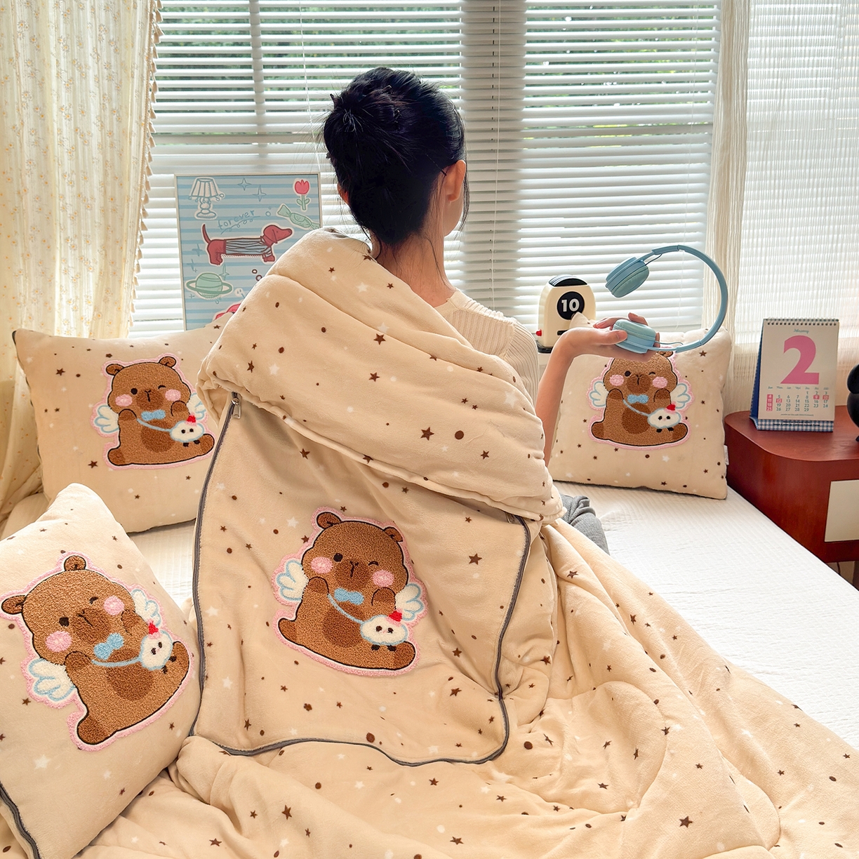 91家纺网 家纺一手货源 找家纺 铭宣家居 2025新款牛奶绒毛巾绣软萌抱枕被 星星皮卡