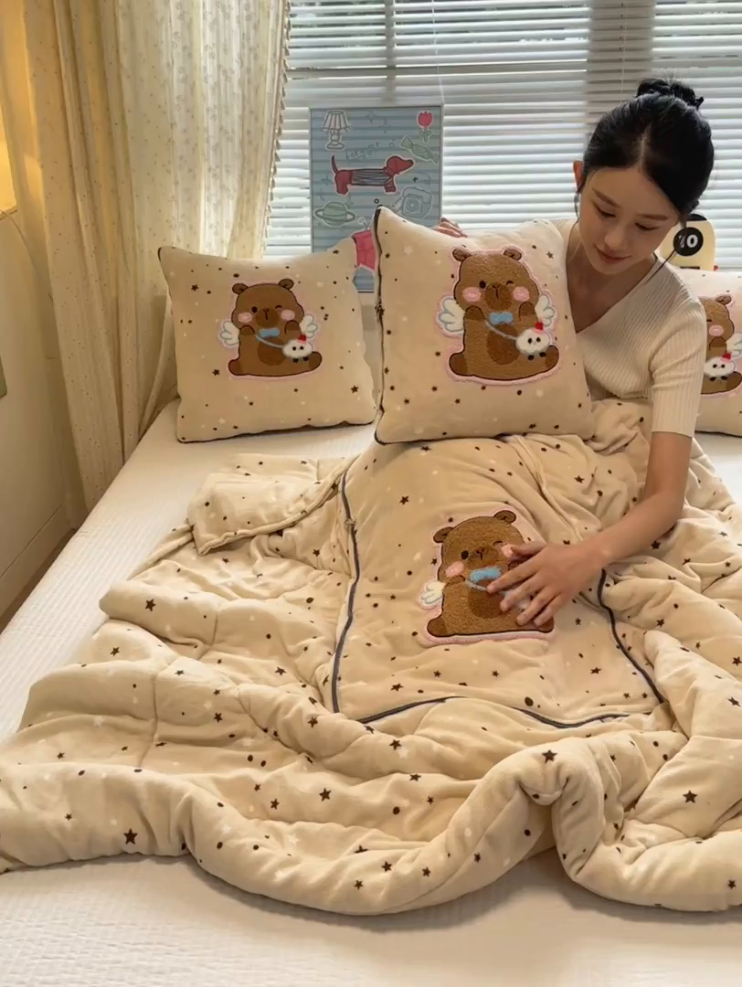 91家纺网 家纺一手货源 找家纺 铭宣家居 2025新款牛奶绒毛巾绣软萌抱枕被 星星皮卡