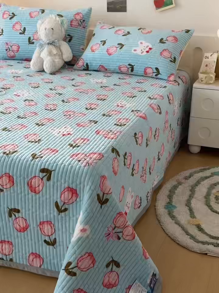 91家纺网 家纺一手货源 找家纺 金泰莱 2025新款高克重牛奶绒夹棉印花床盖 薄荷玫瑰